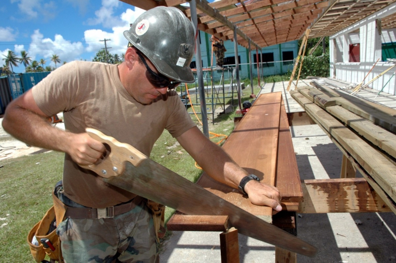 charpentier-LA ROQUE EN PROVENCE-min_worker_construction_building_carpenter_male_job_build_helmet-893290